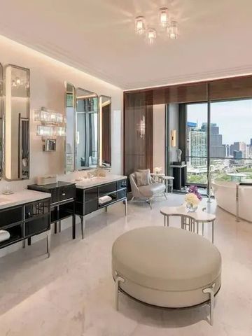 Luxuriöses Badezimmer mit Stadtblick und großzügigen Spiegeln