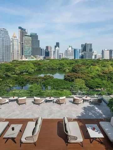 Beeindruckender Blick auf Bangkoks Skyline und Park von einer Terrasse