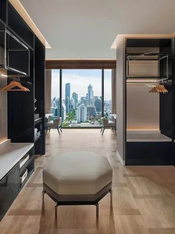 Elegantes Ankleidezimmer mit Blick auf die Stadt