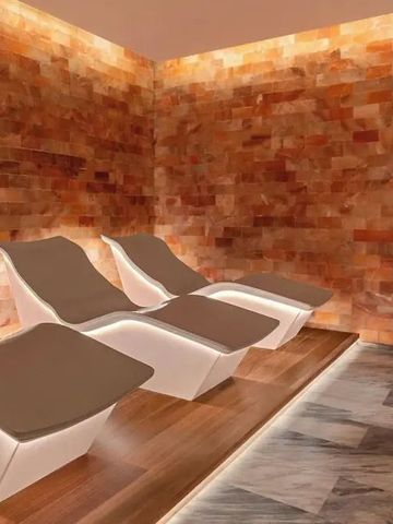 Relax-Liegen in einem Raum mit Wänden aus Salzziegeln