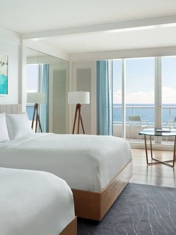 Zimmer mit zwei Betten und Balkon mit Meerblick im Hotel