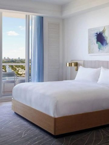 Modernes Schlafzimmer mit Balkon und Stadtblick