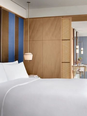 Geräumiges Zimmer mit King-Size-Bett und eleganten, modernen Details