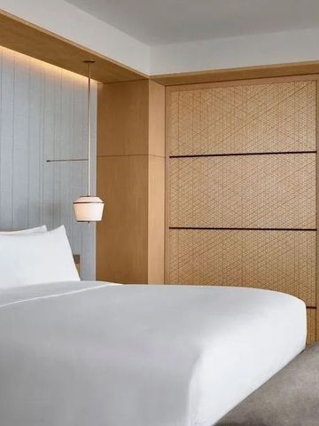 Elegantes Zimmer mit Holzakzenten und einladender Atmosphäre