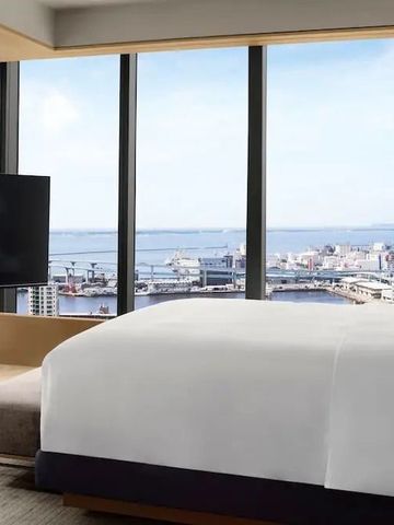 Luxuriöses Zimmer mit Blick auf den Hafen von Fukuoka durch große Fenster.