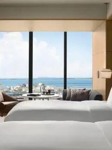 Zwei Betten in einem Zimmer mit Meerblick im Ritz-Carlton Fukuoka.