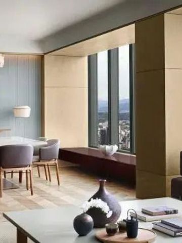 Exquisite Suite mit stilvoller Einrichtung und Panoramafenstern.