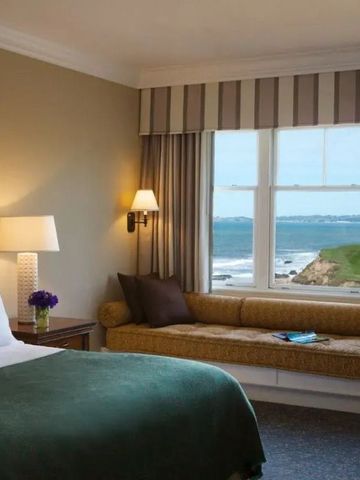Luxuriöses Gästezimmer mit Blick auf die Küste
