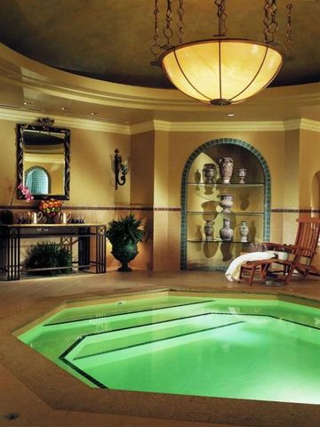 Eleganter Innenpool mit kunstvoller Deckenbeleuchtung und Dekoration