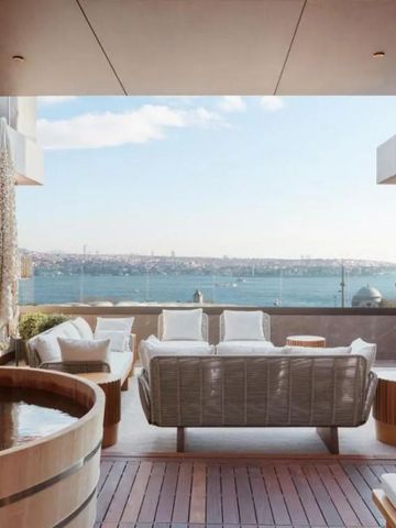 Luxuriöse Terrasse mit Whirlpool und Meeresblick in Istanbul.