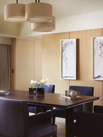 Essbereich einer Suite mit stilvoller Dekoration und modernen Kunstwerken an der Wand.