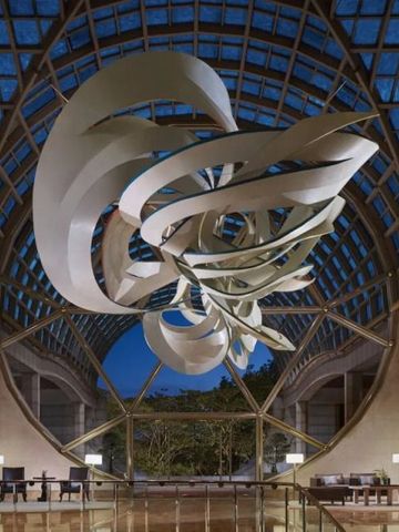 Imposante Lobby mit großer moderner Skulptur und Glasdach im Ritz-Carlton Millenia Singapore