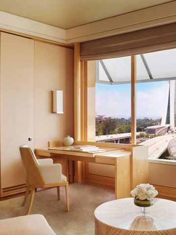 Luxuriöses Zimmer mit Schreibtisch und Blick auf die Skyline von Singapur