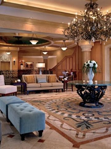Elegante Lobby mit Kronleuchter, Sitzbereich und Dekoration