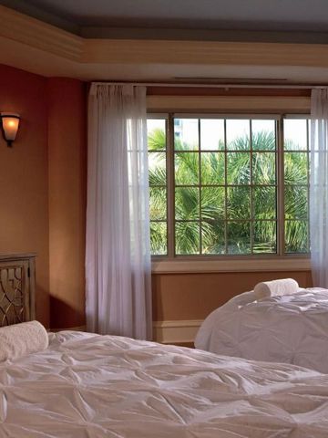Ruhiger Spa-Raum mit Massagebetten und Fensterblick