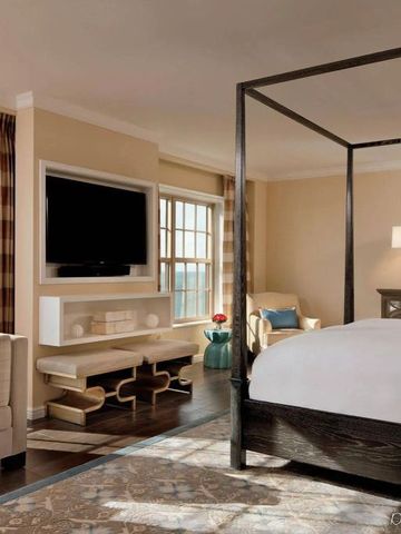 Zimmer mit Himmelbett, Sitzbereich und modernem Dekor