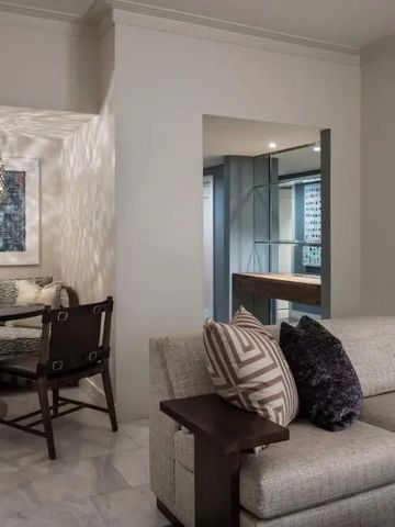 Wohnbereich einer Suite mit bequemen Sofas und stilvoller Dekoration