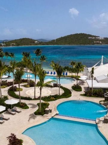 Panorama-Poollandschaft mit Blick auf das karibische Meer