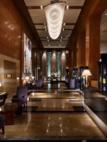 Elegante Lobby des Ritz-Carlton Tokyo mit großem Kronleuchter