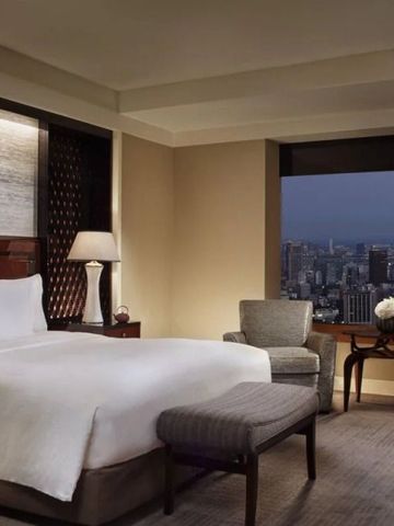 Komfortables Doppelzimmer mit großem Fenster und Stadtblick