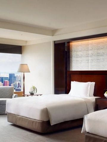 Elegantes Hotelzimmer mit Stadtblick durch großes Fenster