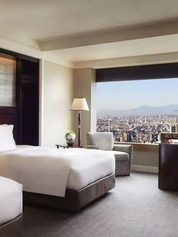 Luxuriöses Zimmer mit Aussicht auf die Skyline