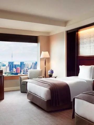 Komfortabel eingerichtetes Zimmer mit Blick auf die Skyline