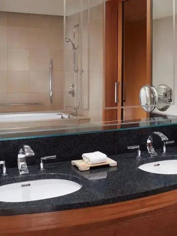 Modernes Badezimmer mit Doppelwaschbecken und Spiegel
