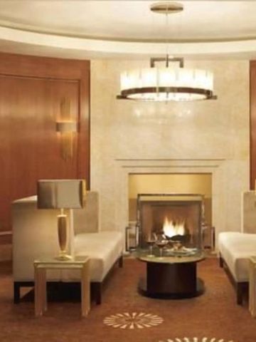 Luxuriöse Lounge mit Kamin und eleganten Sitzmöglichkeiten im Ritz-Carlton Toronto
