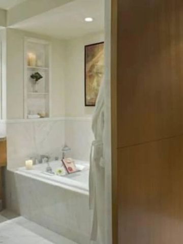 Elegantes Badezimmer mit Badewanne, Spiegel und Holzelementen im Ritz-Carlton Toronto