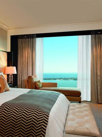 Deluxe-Zimmer mit großem Fenster und Blick auf den Ontariosee im Ritz-Carlton Toronto