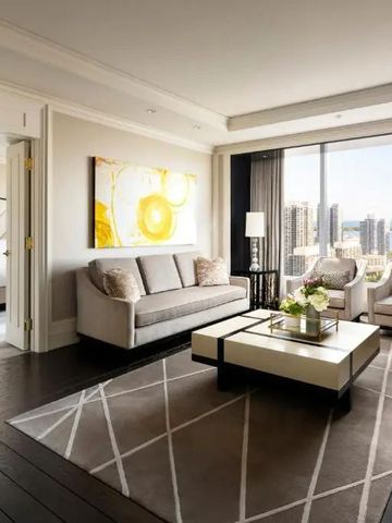 Moderne Suite mit stilvoller Einrichtung und Stadtblick im Ritz-Carlton Toronto