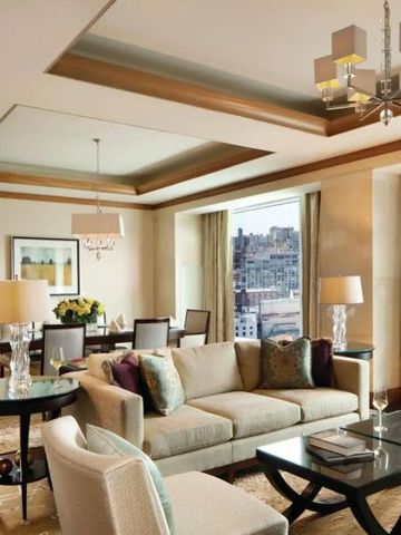 Luxuriöse Hotelsuite mit modernen Möbeln und großen Fenstern mit Stadtblick