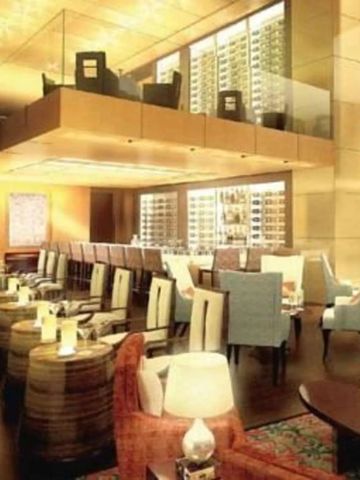 Luxuriöses Hotelrestaurant mit stilvoller Einrichtung und stimmungsvoller Beleuchtung