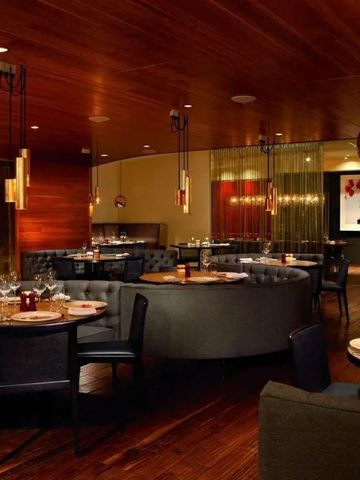 Elegantes Restaurant mit edlen Sitzgelegenheiten und geschmackvoller Beleuchtung