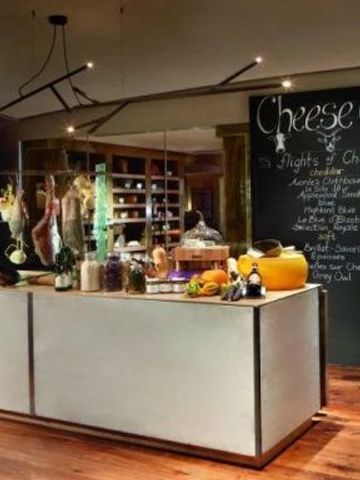 Gourmet-Käsebar mit vielfältiger Auswahl an Käsesorten und Delikatessen