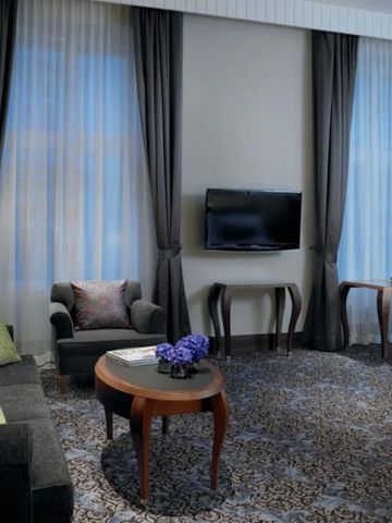Hotelzimmer mit stilvollen Möbeln und blauen Akzenten