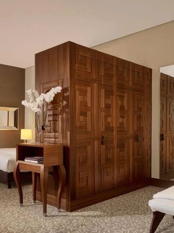 Luxuriöse Suite mit edlen Holzschränken und modernem Design