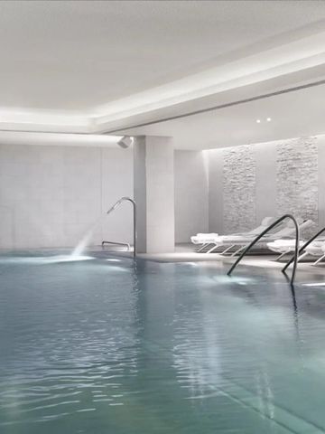 Innenpool mit eleganten Liegestühlen und sanfter Beleuchtung