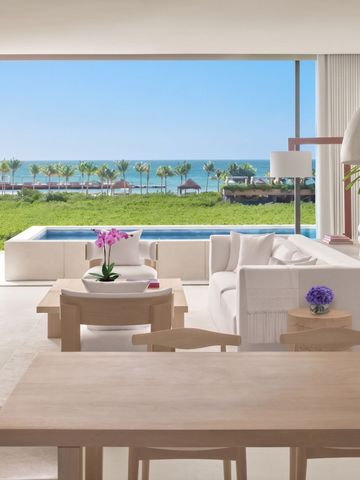 Offenes Wohnzimmer mit Blick auf Infinity Pool und Meer