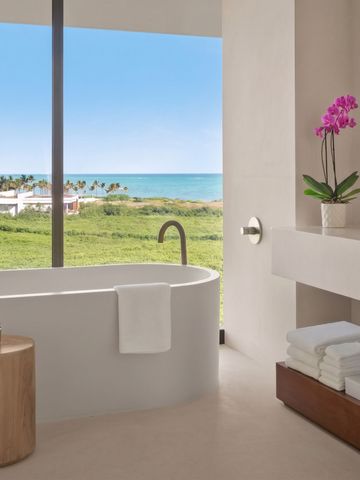 Badezimmer mit freistehender Badewanne und Meerblick im Hotel Riviera Maya Kanai