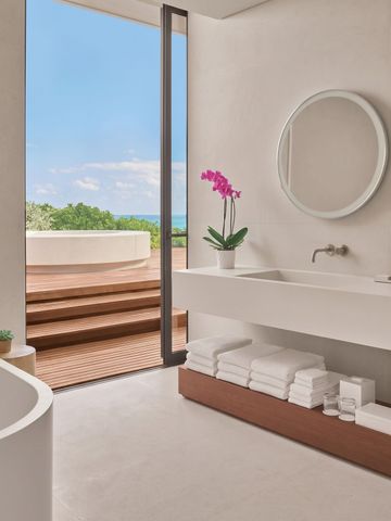Modernes Badezimmer mit direktem Zugang zur Terrasse und Meerblick im Hotel Riviera Maya Kanai