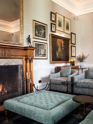Luxuslounge mit Kamin und stilvollen Sitzmöbeln im Schloss Roxburghe