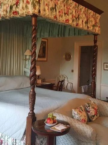 Opulentes Himmelbett in einem Gästezimmer des Schloss Roxburghe