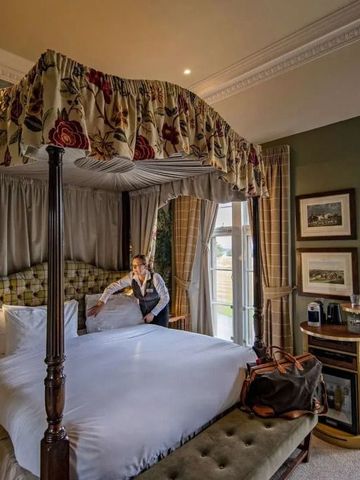 Elegantes Schlafzimmer mit Himmelbett und Tageslicht im Schloss Roxburghe