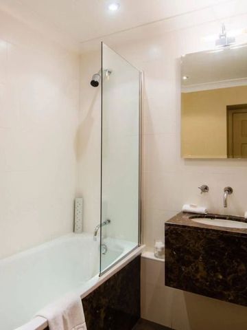 Moderne Badewanne mit Marmorwaschbecken und Spiegel