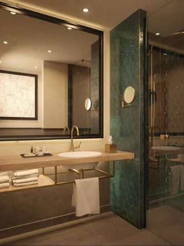 Modernes Badezimmerdesign mit großer Dusche und Spiegel