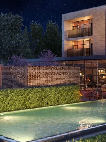 Beleuchteter Pool bei Nacht vor moderner Architektur und grüner Hecke