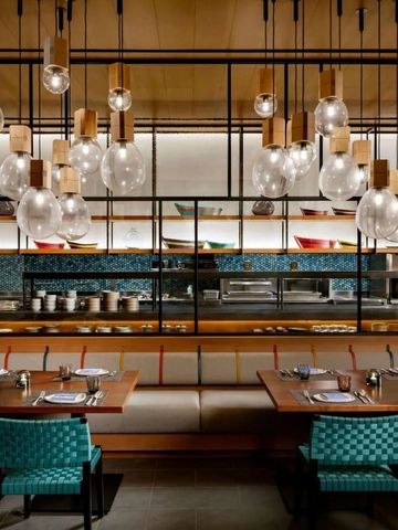 Stilvolles Restaurant mit moderner Beleuchtung und gedeckten Tischen