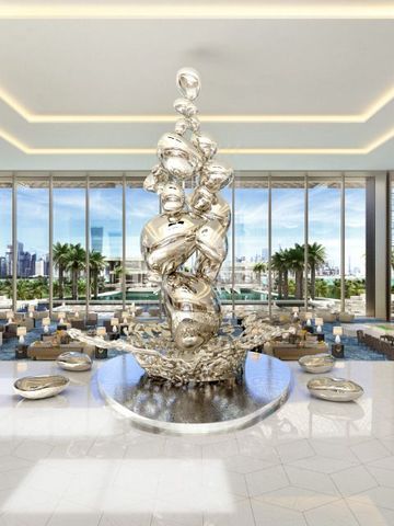 Luxuriöse Lobby mit moderner Kunstskulptur und großen Fenstern